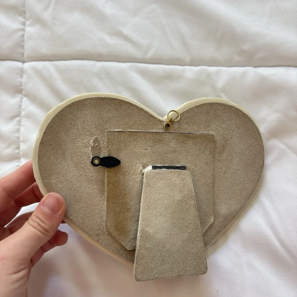 Vintage 90s Heart Shape Picture Frame Lily Floral Cottagecore‎ Feminine Beige